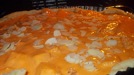 Jemný  koláč s tvarohem a meruňkovo-mrkvovou marmeládou