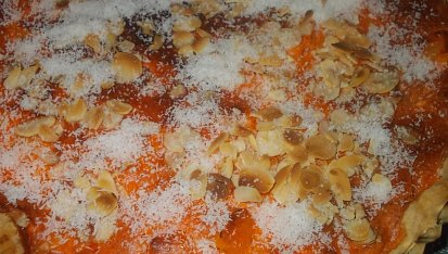 Jemný  koláč s tvarohem a meruňkovo-mrkvovou marmeládou