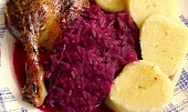 Křehká kachna nadivoko s višňovým červeným zelím