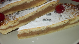 Křehký ořechový moučník