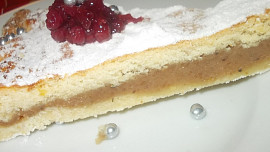 Křehký ořechový moučník