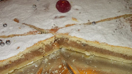 Křehký ořechový moučník