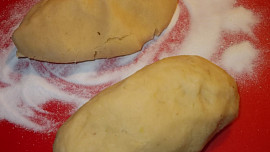 Křehký ořechový moučník