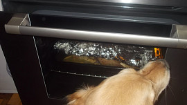 Krůta, plněná  nádivkou z vinné klobásy a uzeného masa