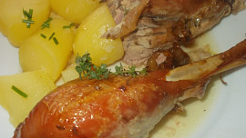 Krůta, plněná  nádivkou z vinné klobásy a uzeného masa