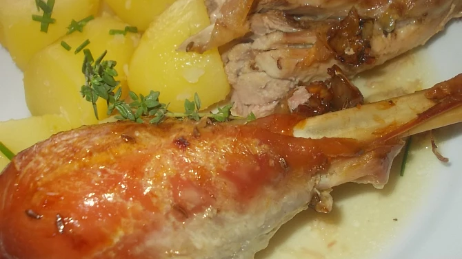 Krůta, plněná  nádivkou z vinné klobásy a uzeného masa