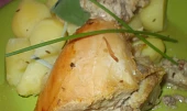 Krůta, plněná  nádivkou z vinné klobásy a uzeného masa