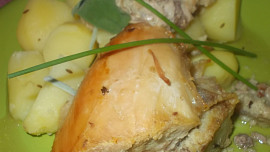 Krůta, plněná  nádivkou z vinné klobásy a uzeného masa