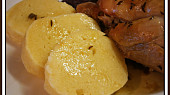 Kuře s rozmarýnkovým nádechem, v máslovém sosíku, a s domácím bramborovým knedlíkem