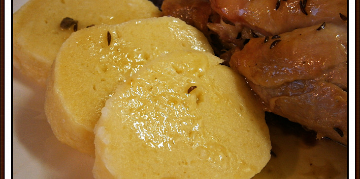Kuře s rozmarýnkovým nádechem, v máslovém sosíku (a s domácím bramborovým knedlíkem)
