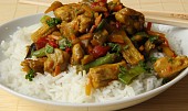 Kuřecí maso na kari s rýží a zeleninou