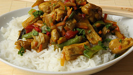 Kuřecí maso na kari s rýží a zeleninou