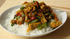 Kuřecí maso na kari s rýží a zeleninou