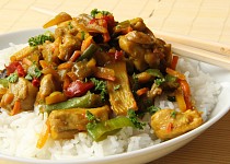 Kuřecí maso na kari s rýží a zeleninou