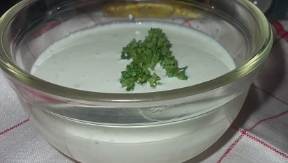 Grilovaná kuřecí prsa na citronu s omáčkou z modrého sýra