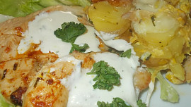 Grilovaná kuřecí prsa na citronu s omáčkou z modrého sýra