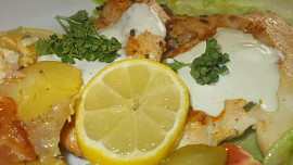 Grilovaná kuřecí prsa na citronu s omáčkou z modrého sýra