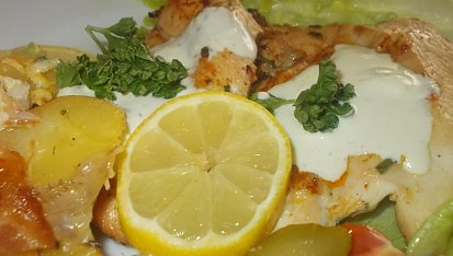 Grilovaná kuřecí prsa na citronu s omáčkou z modrého sýra