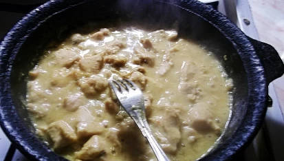 Kuřecí prsa na kari s ananasem, maso v marinádě orestujeme...