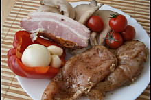 část použitých surovin+marinovaná prsa vcelku