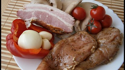 Kuřecí prsa  v citronovém pepři,na hlívě ústřičné, část použitých surovin+marinovaná prsa vcelku