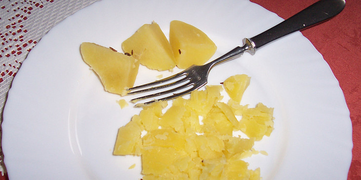 Vařené brambory trochu rozšťouchat - stačí mírně pomačkat vidličkou