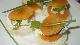 Meruňkové chuťovky ostřejší, plněné nivou   a fetou
