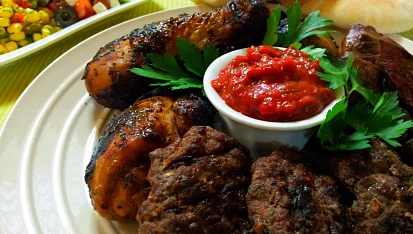 Mix grill s ostrou omáčkou