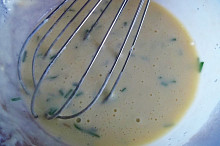 na fritátové nudle všechno prošleháme na těstíčko...