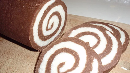 Nepečená kokosová roláda, vynikající !! je v ní sice více másla pro lepší zpracování...ale povedla se a chutná...šťastný Nový rok 2013 všem !!