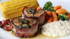 Panenka s bylinkovým máslem a švédskou omáčkou