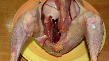 Pečený bažant s jablečno-brusinkovou nádivkou, Slanina pod kůží