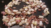 Perlička s chřestovou nádivkou (Slanina s chřestem do nádivky)