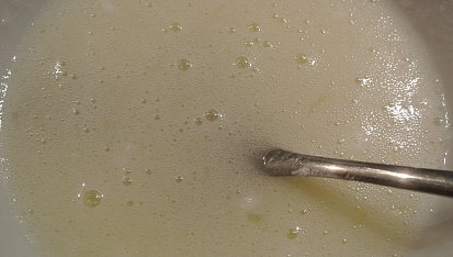 Pistáciová kolečka s marmeládou, Z bílku, citronové šťávy a moučkového cukru vyšleháme polevu
