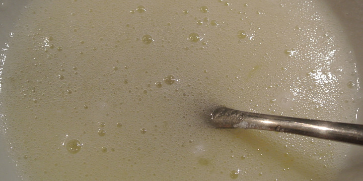 Pistáciová kolečka s marmeládou (Z bílku, citronové šťávy a moučkového cukru…)
