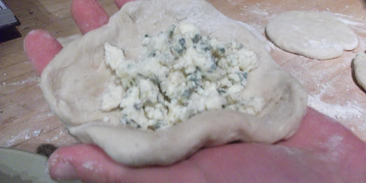 Placky plněné sýrem s modrou plísní (Placky naplnímě sýrem a zabalíme)
