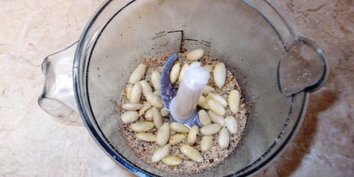 Rohlíčky z lískových oříšků a mandlí (přidané spařené mandle-  pomelem)