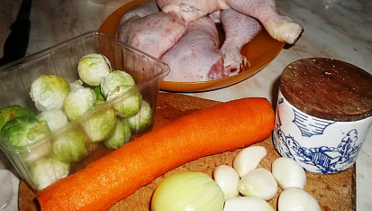 Růžičkové pečené kuřecí kousky ze stehen, ingredience...