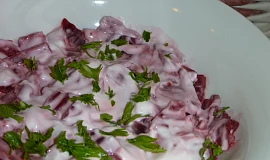 Salát z červené řepy s majonézou a křenem