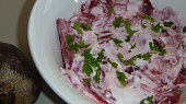 Salát z červené řepy s majonézou a křenem