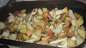 Šalvějí marinované brambory s cibulí, jablky a kousky celeru