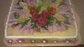 Slaný dort se sýrem, uzeninou a zeleninou