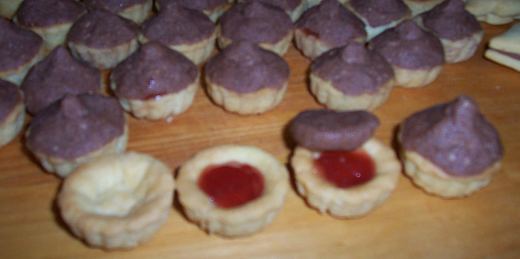Slepované linecké koláčky s pudinkem (Linecké košíčky plněné marmeládou a punčovinou)