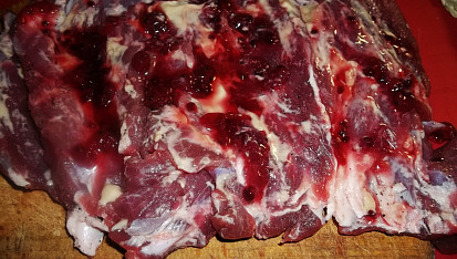 Srnčí lovecké závitky, plát masa potřeme hořčicí a rybízovou marmeládou...