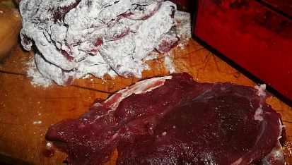 Srnčí roštěnky z kýty na hlívě ústřičné, protáhneme moukou...