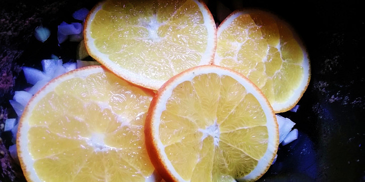 Srnčí v pomerančové omáčce (na cibuli dáme kolečka pomeranče...)