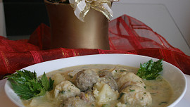 Sváteční kaldoun s dvojími knedlíčky a smetanou