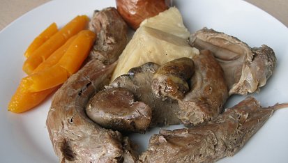 Sváteční kaldoun s dvojími knedlíčky a smetanou