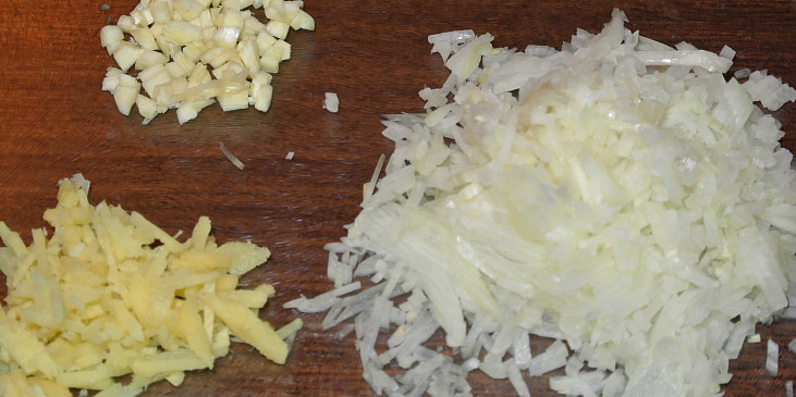 Cibuli, zázvor a česnek posekáme na co nejdrobněji