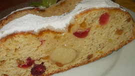 Tvarohová štola s  marcipánovou náplní, oříšky a ovocem